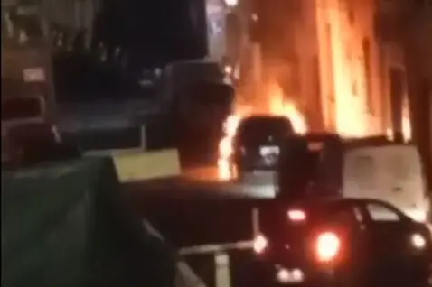 L'auto in fiamme (fermo immagine)