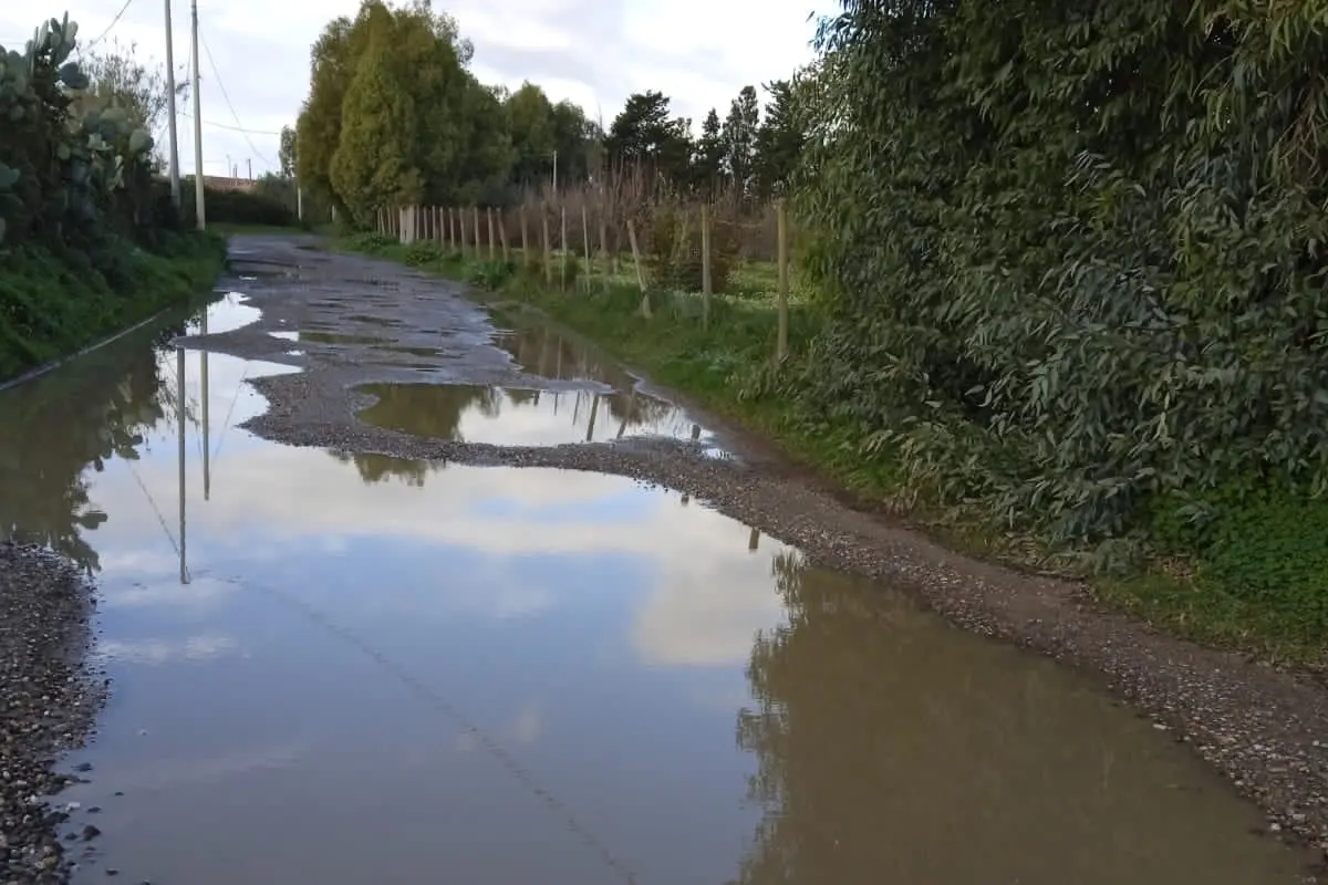 La strada sterrata di Is Pastureddas dopo la pioggia
