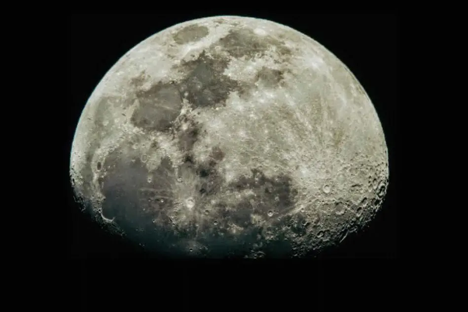 La Luna fotografata con uno smartphone dal telescopio del Planetario (foto Planetario Unione Sarda)