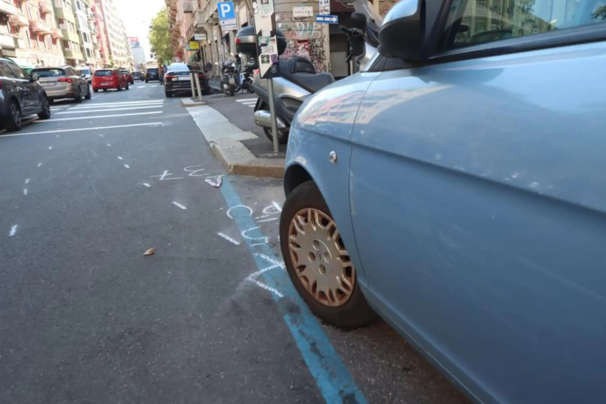 L'incrocio stradale in via Adelchi, nella zona est di Milano, dove è morto un 25enne investito da un'auto, questa mattina, sulle strisce pedonali. L'automobilista, anche lui di 25 anni, appartenente alla Polizia di Stato, si era fermato a prestare soccorso ed è ora sottoposto agli accertamenti di legge. Milano, 6 settembre 2025. ANSA / PAOLO SALMOIRAGO
