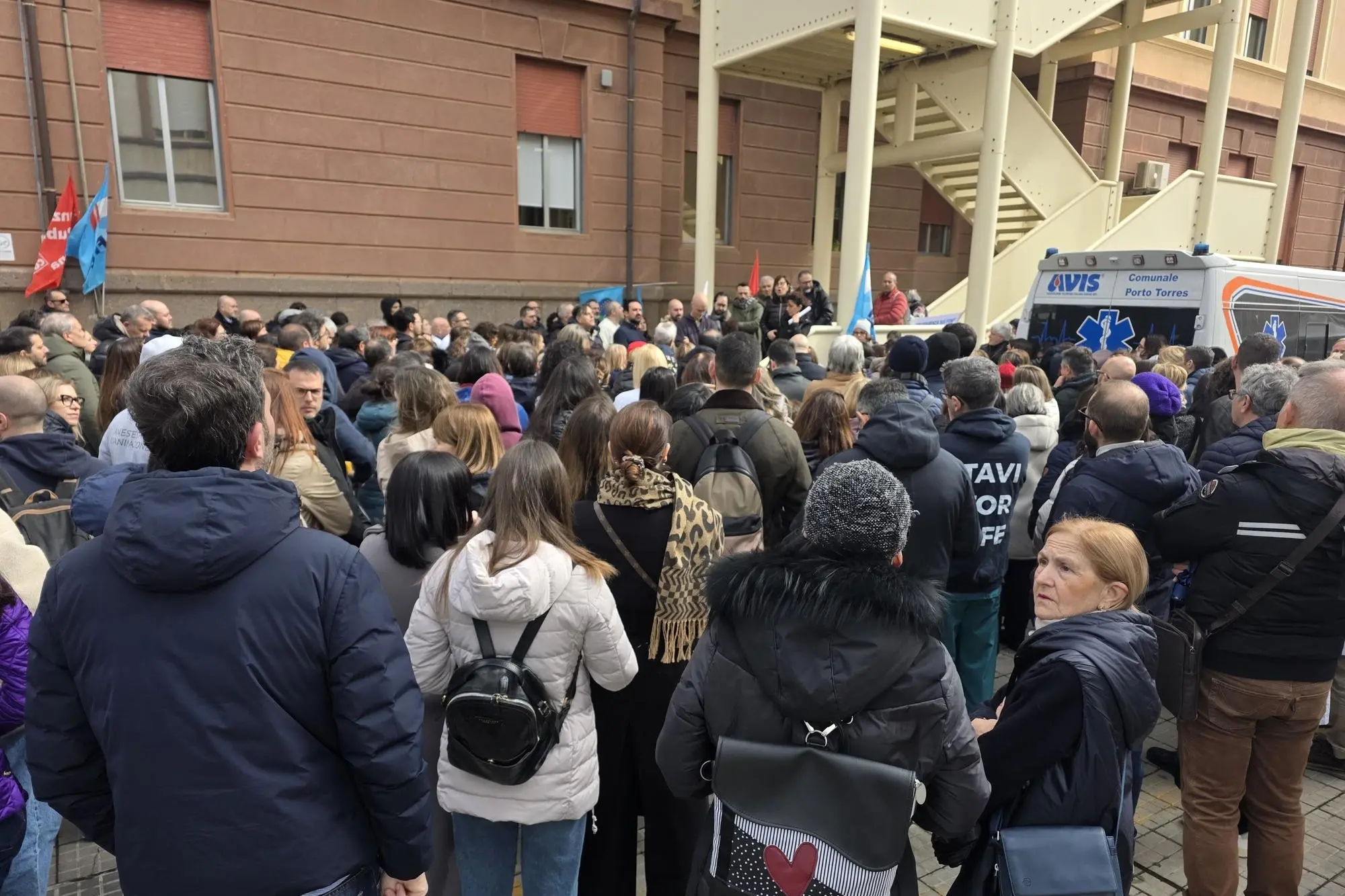 Sit-in di sindacati e dirigenza medica in viale San Pietro (foto Floris)