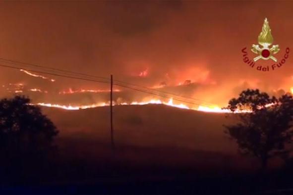 Emergenza incendi: le fiamme circondano la casa di campagna, una vittima