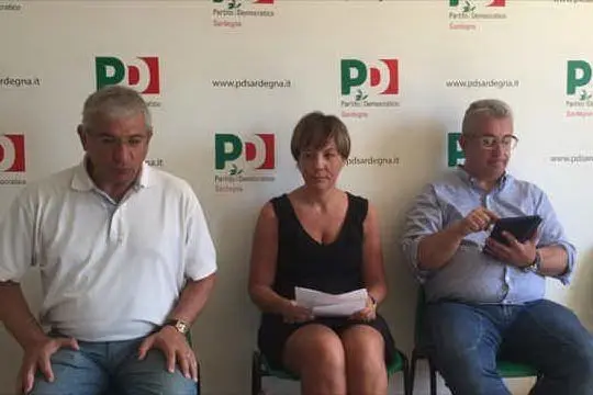 Francesco Sanna, Romina Mura e Giuseppe Luigi Cucca presentano i contenuti della legge