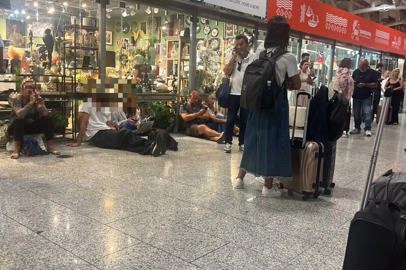 Le persone in attesa all'aeroporto di Cagliari