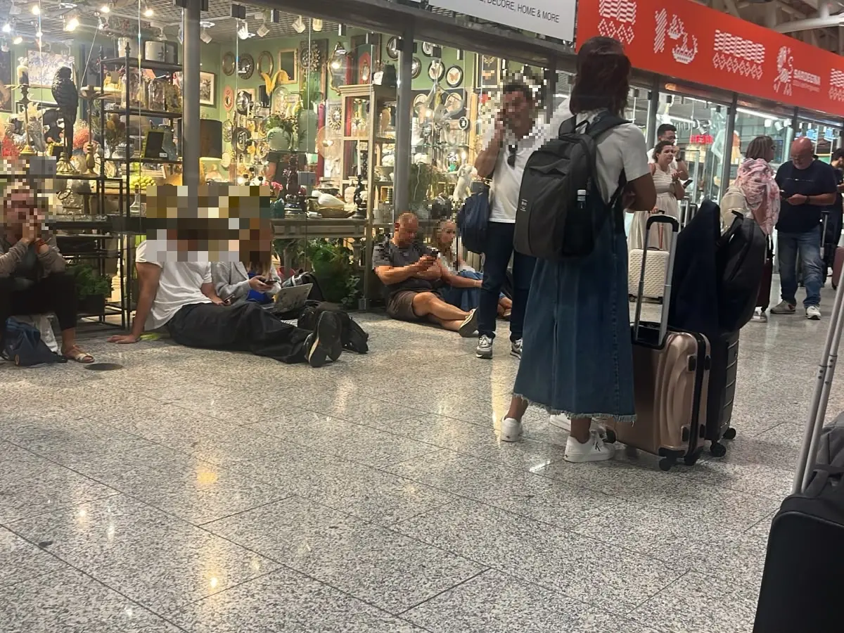 Le persone in attesa all'aeroporto di Cagliari