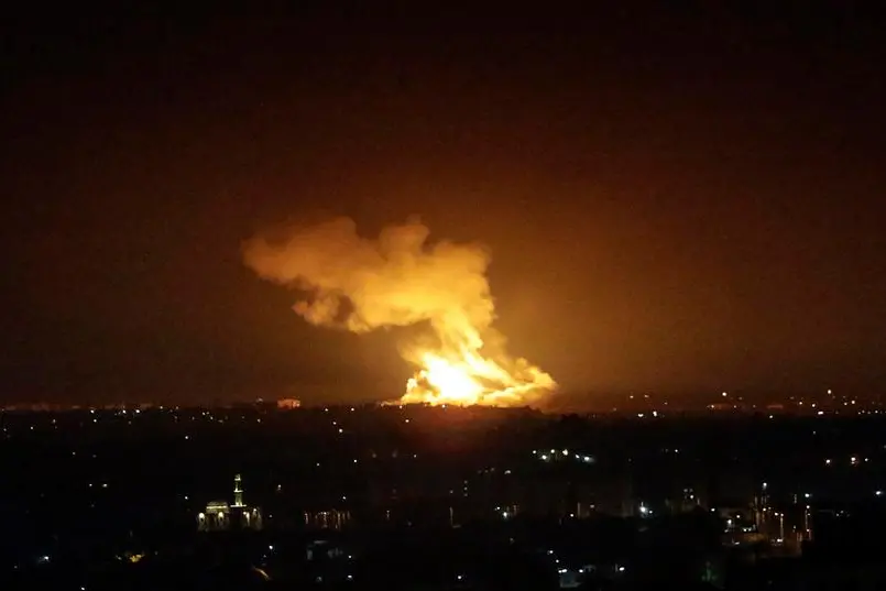 Fuoco e fumo da una postazione colpita da Israele nella Striscia di Gaza (Ansa)