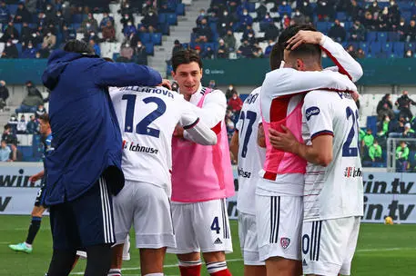 La gioia dopo l'1-2 di Pereiro a Bergamo (Ansa)