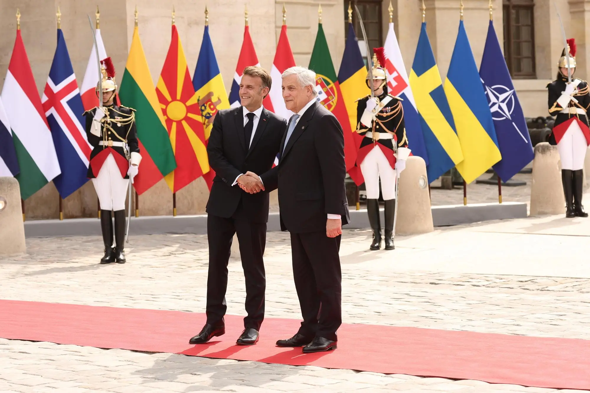 Tajani con Macron a Parigi (foto Ansa/Epa)