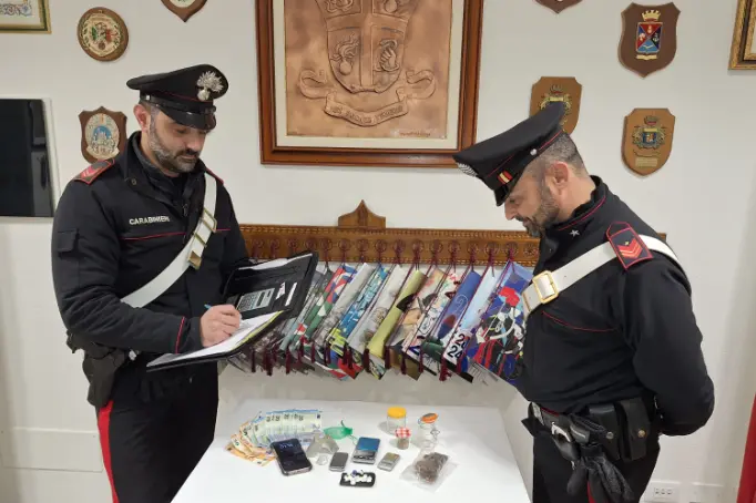 I carabinieri e la droga sequestrata a Sestu