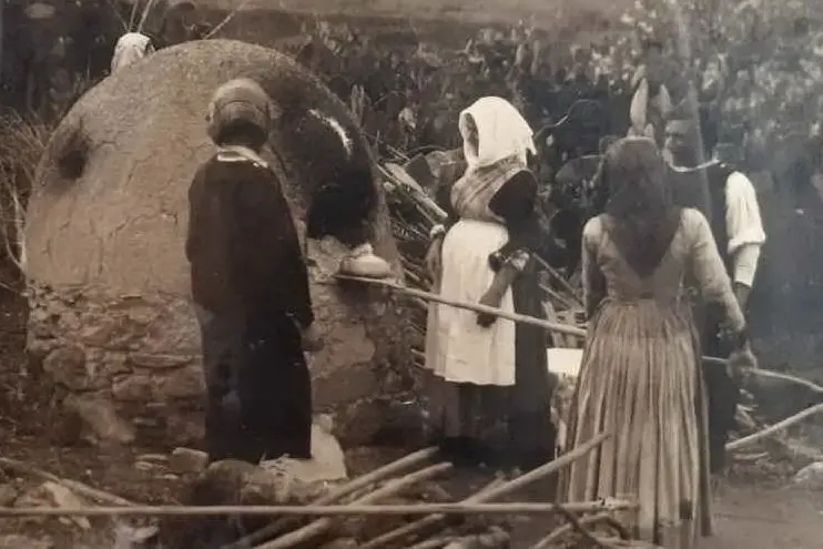 Una foto della preparazione de sa panada negli anni '20 (foto L'Unione Sarda - Ena)