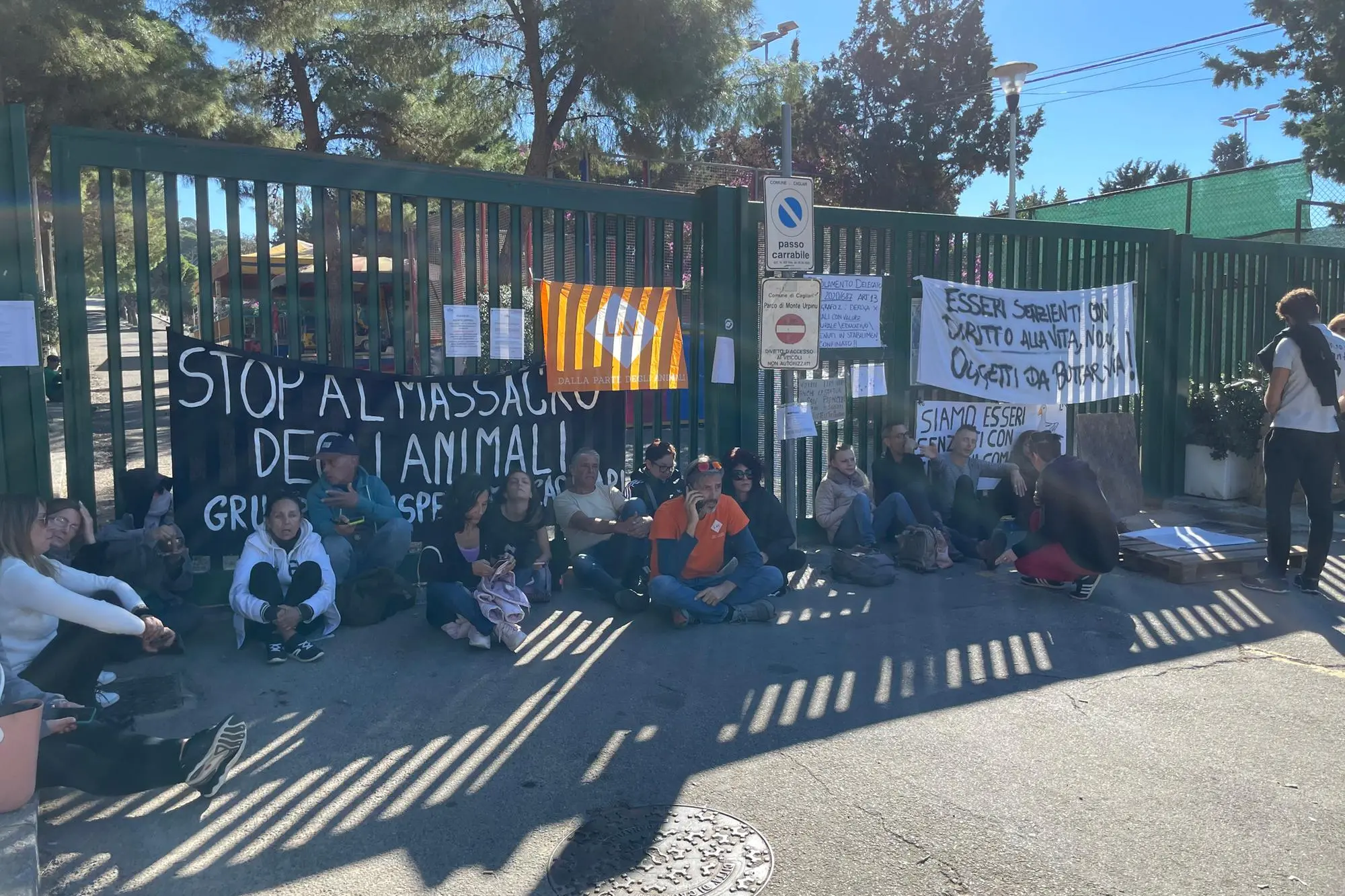 I manifestanti all’esterno del parco di Monte Urpinu (foto Spignesi)