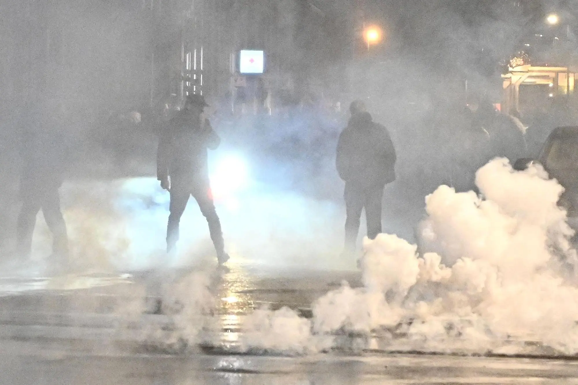 Gli scontri tra gli attivisti in corteo del centro sociale Askatasuna, sgomberato stamani, e la polizia (Ansa)