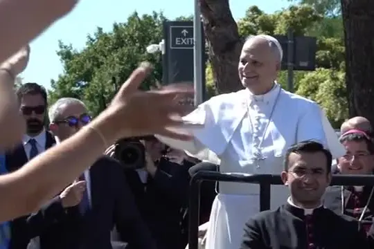 L'abbraccio del popolo di Cl a Papa Leone dal Meeting di Rimini