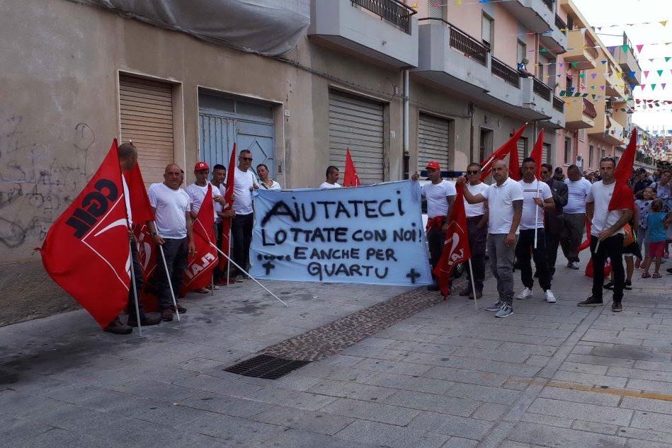 Quartu, alla processione protestano gli operai