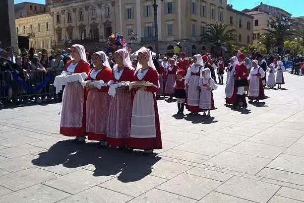 Gli abiti tradizionali delle donne alla Cavalcata Sarda di Sassari