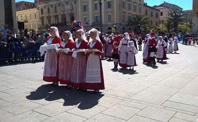 Gli abiti tradizionali delle donne alla Cavalcata Sarda di Sassari