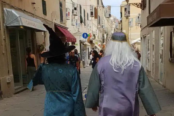 Maghi e maghe in giro per Alghero (Foto Caterina Fiori)