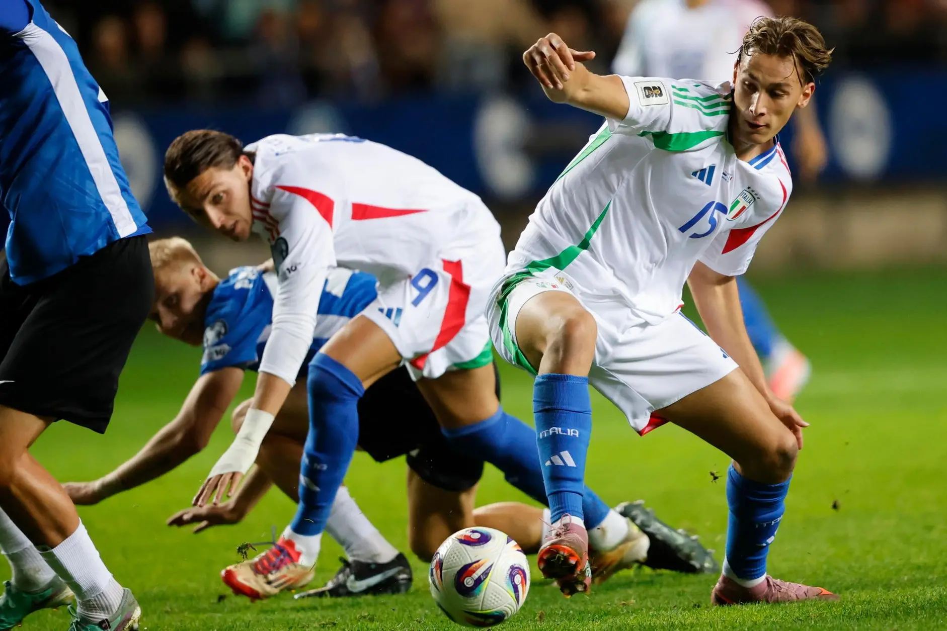 epa12447578 Pio Esposito (R) of Italy in action during the 2026 FIFA World Cup European Qualifiers Group I soccer match between Estonia and Italy in Tallinn, Estonia, 11 October 2025. EPA/TOMS KALNINS