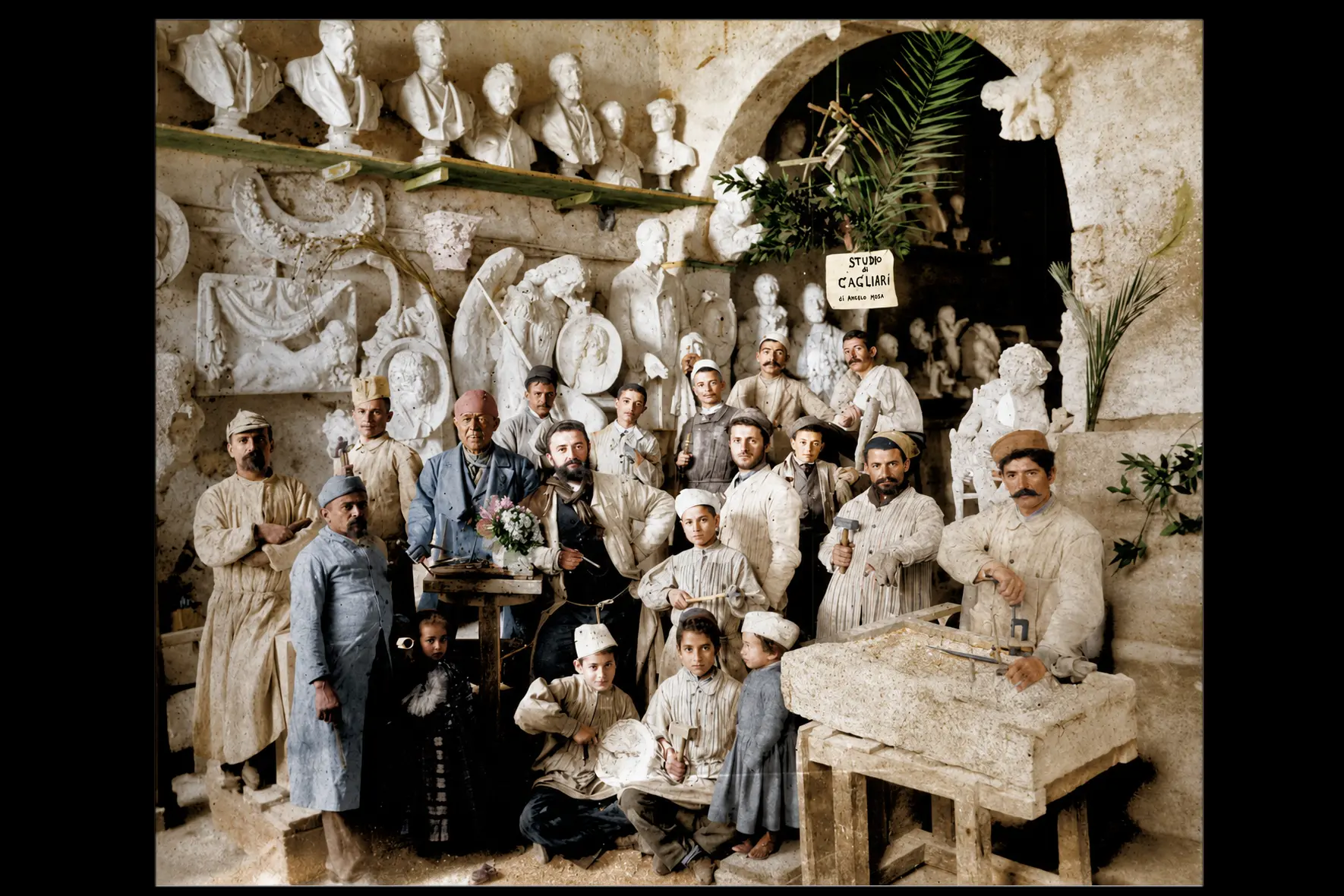 Giuseppe Sartorio ritratto nel suo studio di Cagliari assieme ai numerosi collaboratori (U.S.)