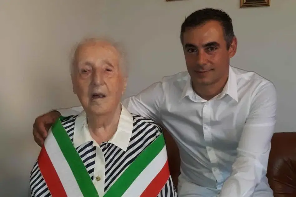 Giacomina Cadoni con il sindaco di Mandas (foto inviata dai famigliari)