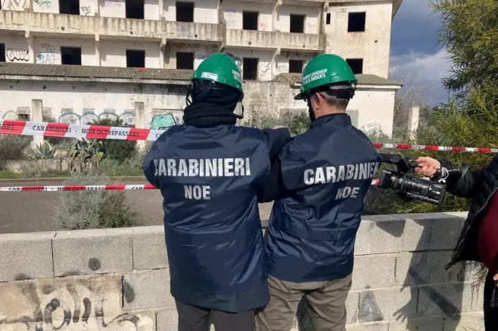 I carabinieri del Noe mettono i sigilli a Sorso (foto M. Pala)