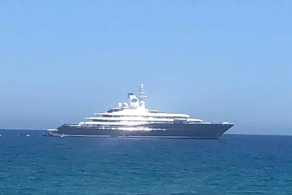 Il mega yacht Al Mirqab ormeggiato nelle acque di Bari Sardo (foto L'Unione Sarda - Pisanu)