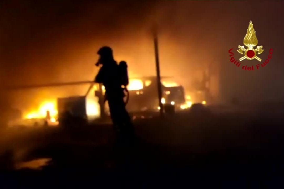 Incendio a Sestu, arrivano i vigili del fuoco