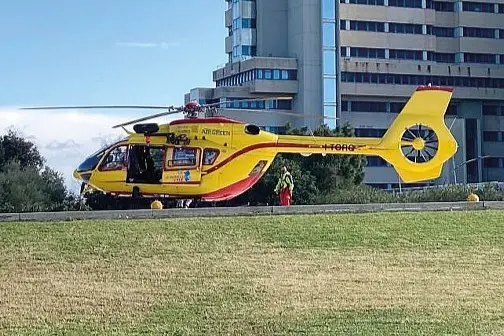 Elisoccorso davanti all'ospedale Brotzu di Cagliari