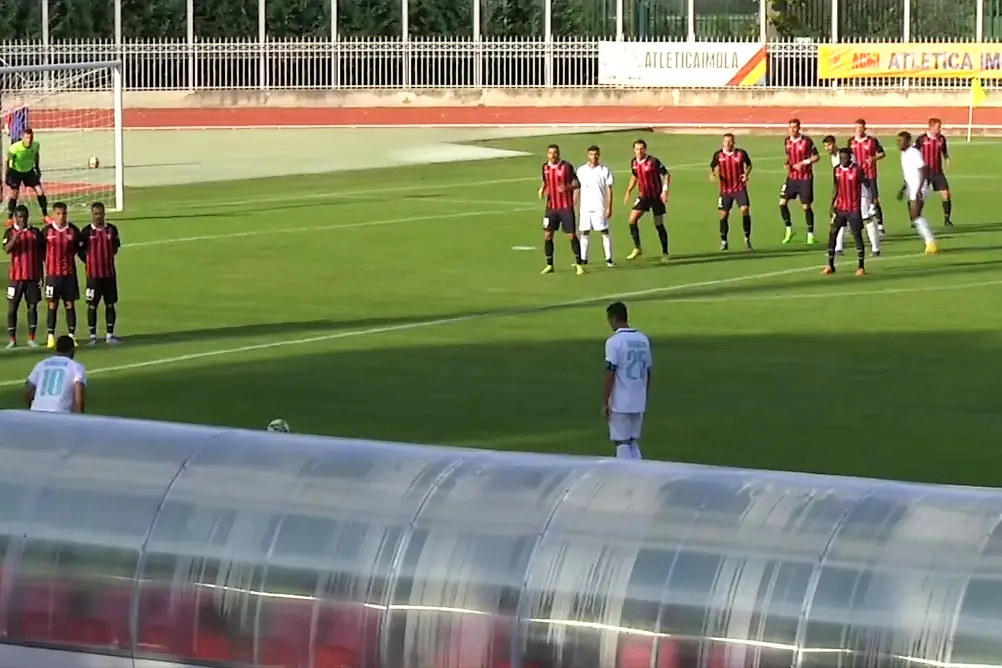 Ragatzu su punizione nel match d'andata con l'Imolese (foto Ilenia Giagnoni)