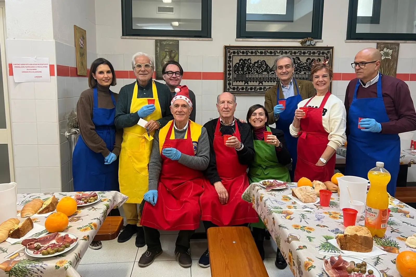 Il service “Pranzi solidali per Natale e Capodanno” del Lions Club Cagliari Host (foto ufficio stampa)