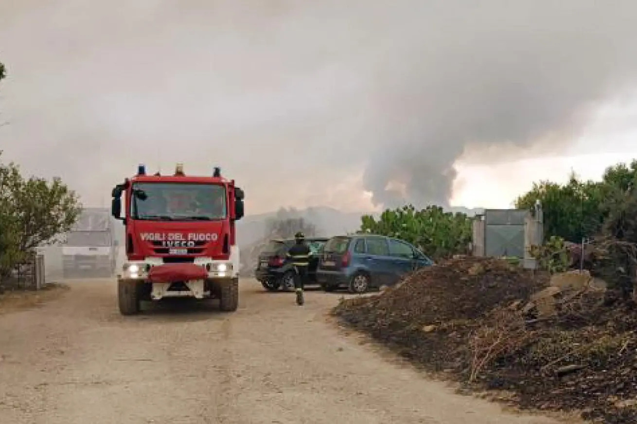 La colonna di fumo provocata dall'incendio scoppiato nella zona vicino al comune di Serramanna