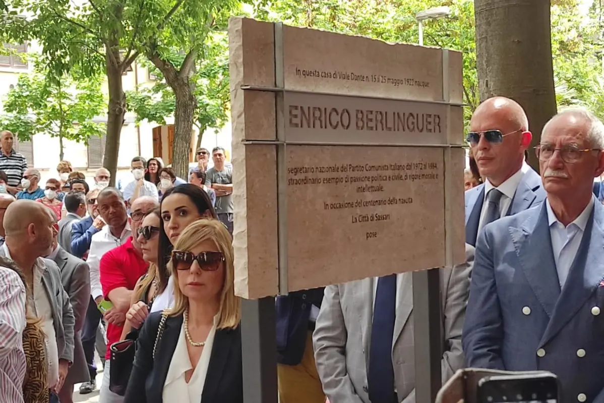La targa posta di fronte all'abitazione natale di Enrico Berlinguer (foto G. Marras)