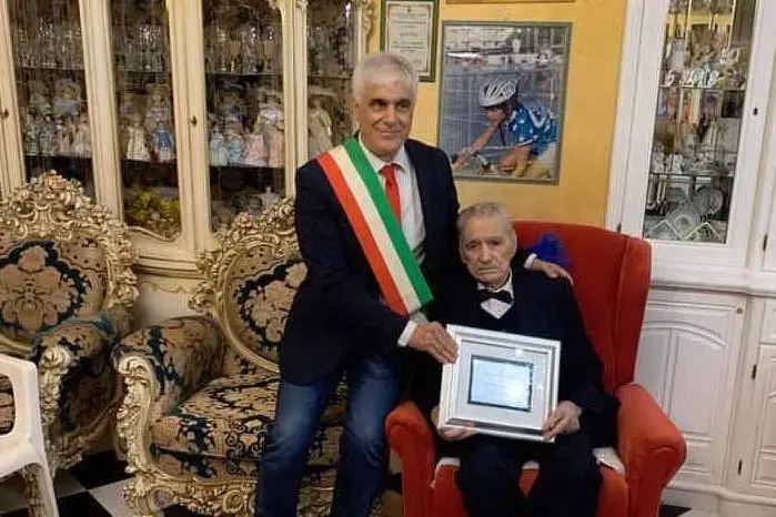 Francesco Pala accanto al sindaco, Francesco Dessì (L'Unione Sarda - foto Murgana)