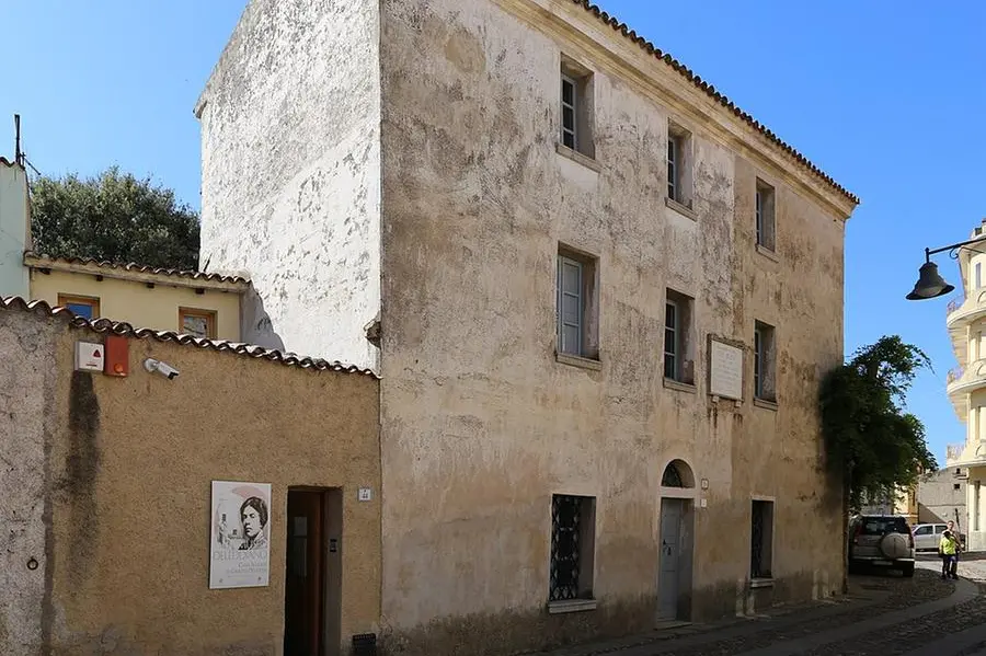 La casa di Grazia Deledda a Nuoro (le foto sono Wikipedia e L'Unione Sarda)