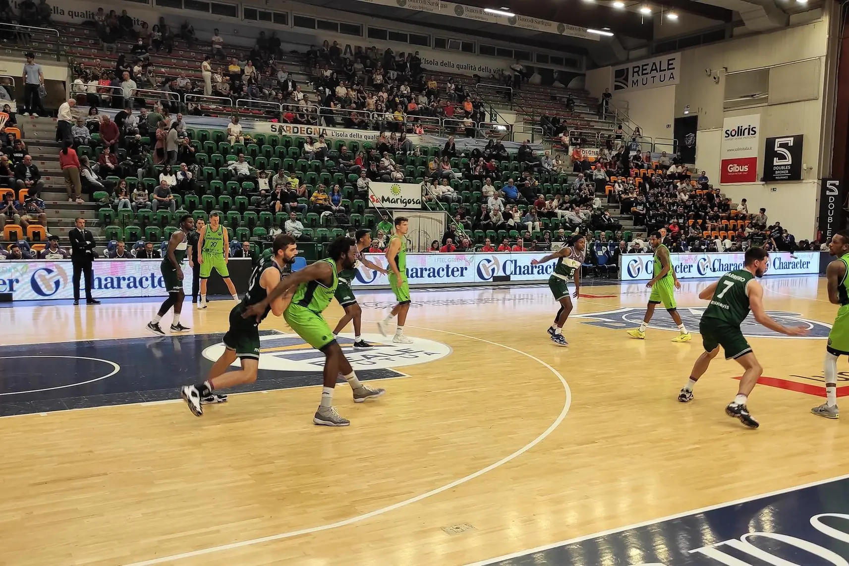 Un'azione di Dinamo-Malaga (foto G. Marras)