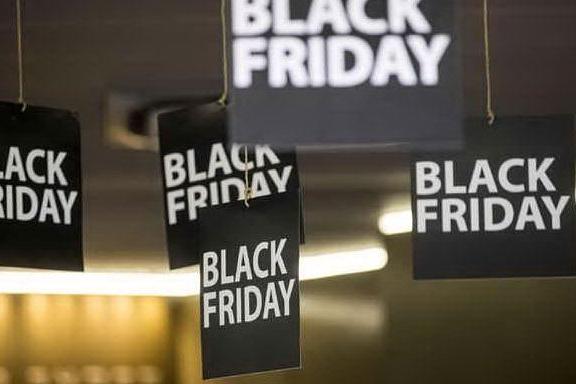 Black friday: file ai negozi e aperture straordinarie