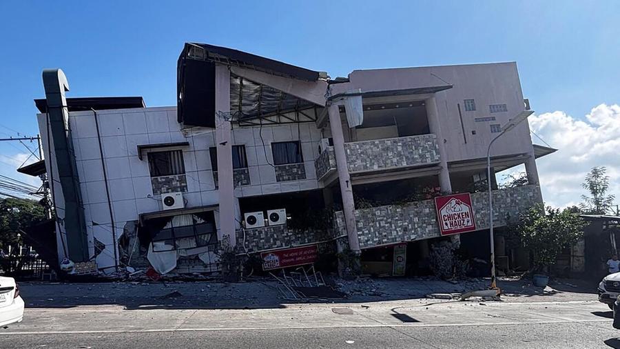 Terremoto di magnitudo 7.8 nelle Filippine: otto morti e olt
