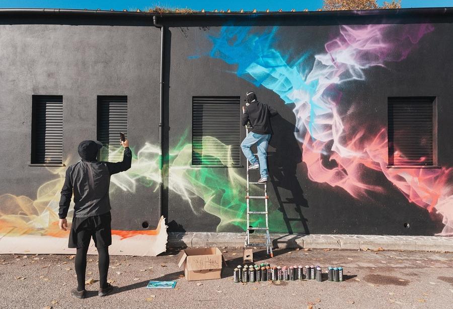Sui murales la storia della comunità