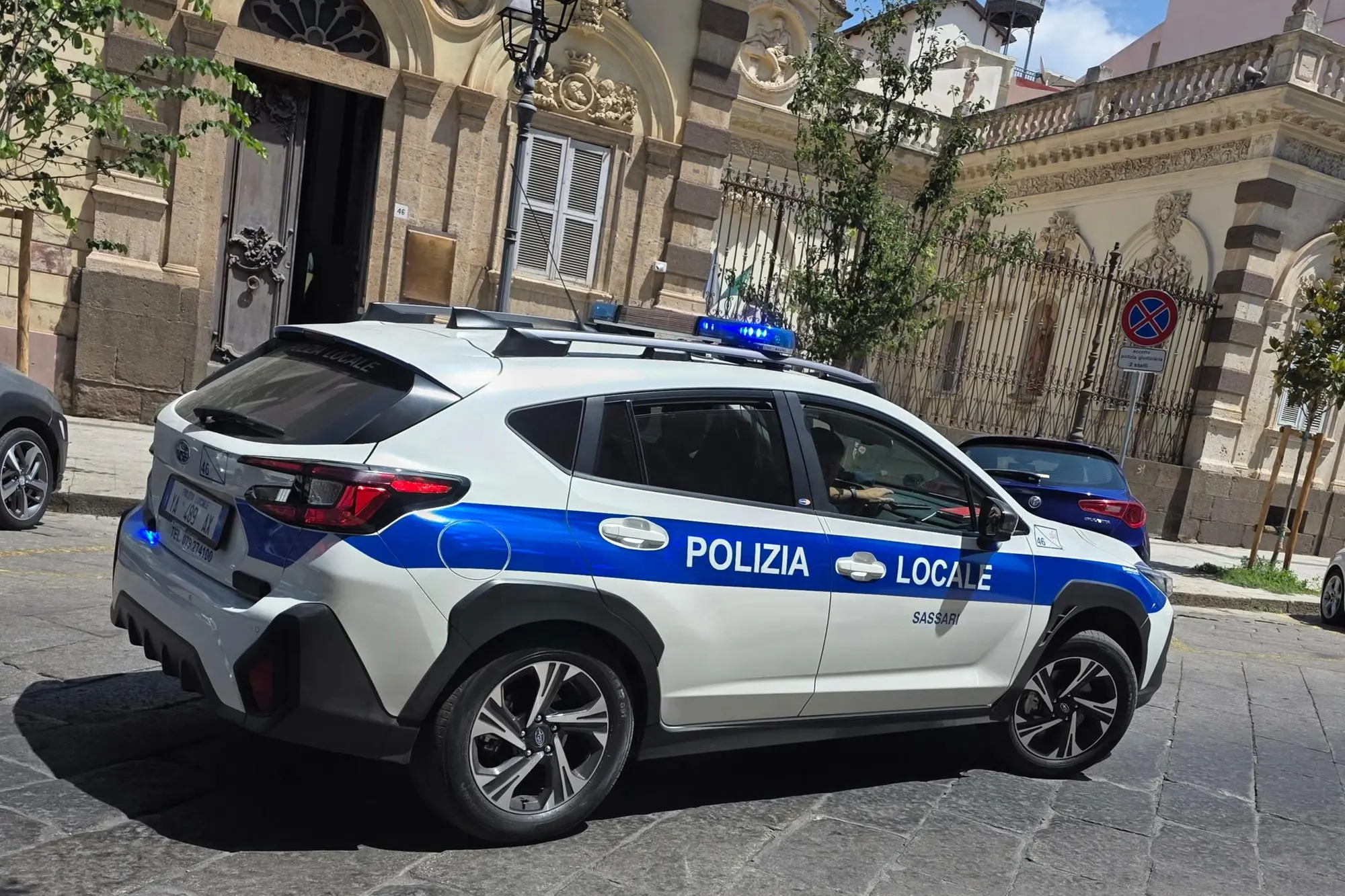 Auto della polizia locale davanti al tribunale