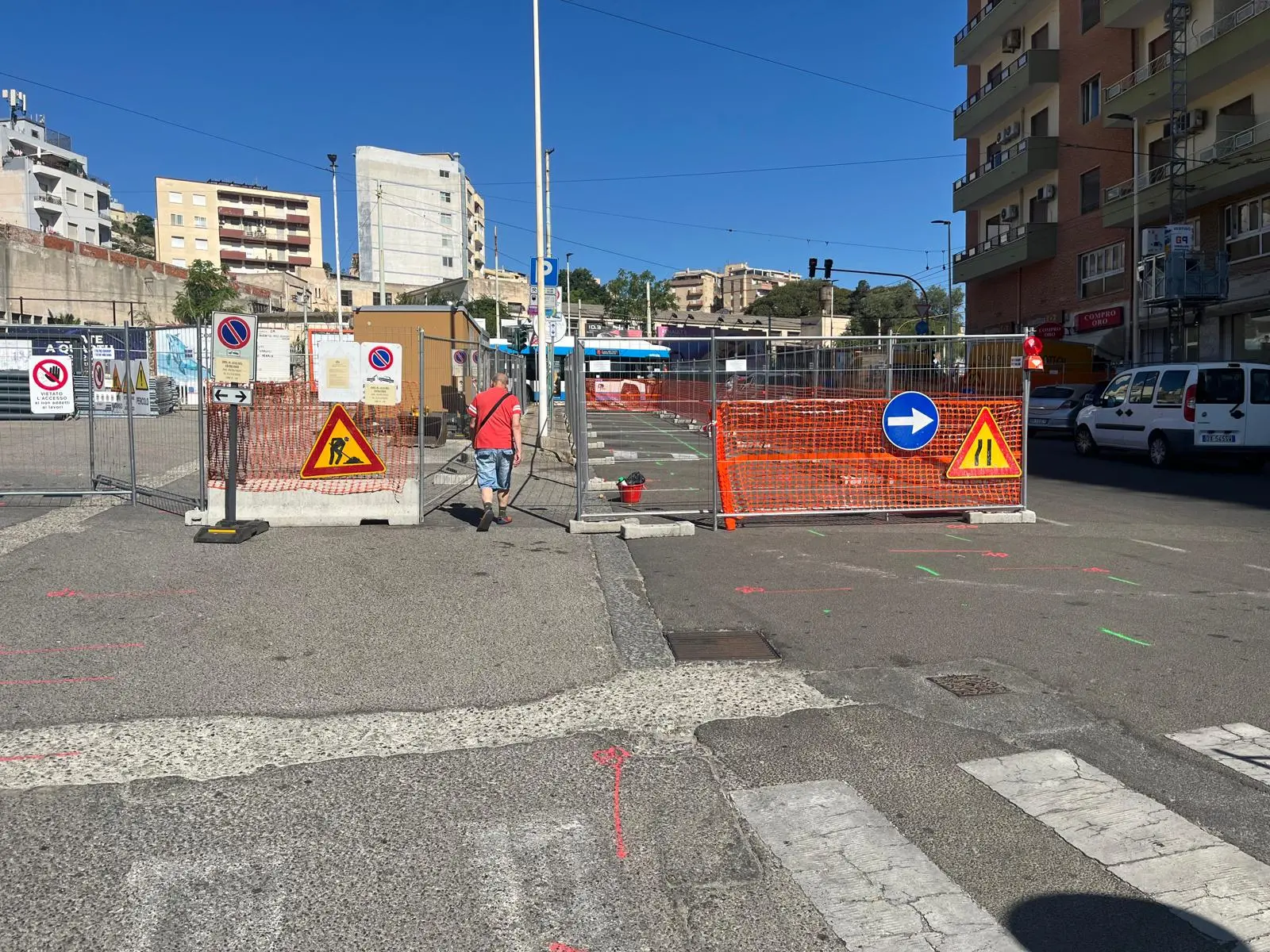 I parcheggi all'esterno del mercato di San Benedetto
