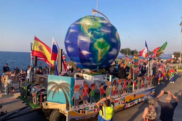 Il carro vincitore "Le bandiere del Mondo" - Porto Torres (foto concessa)