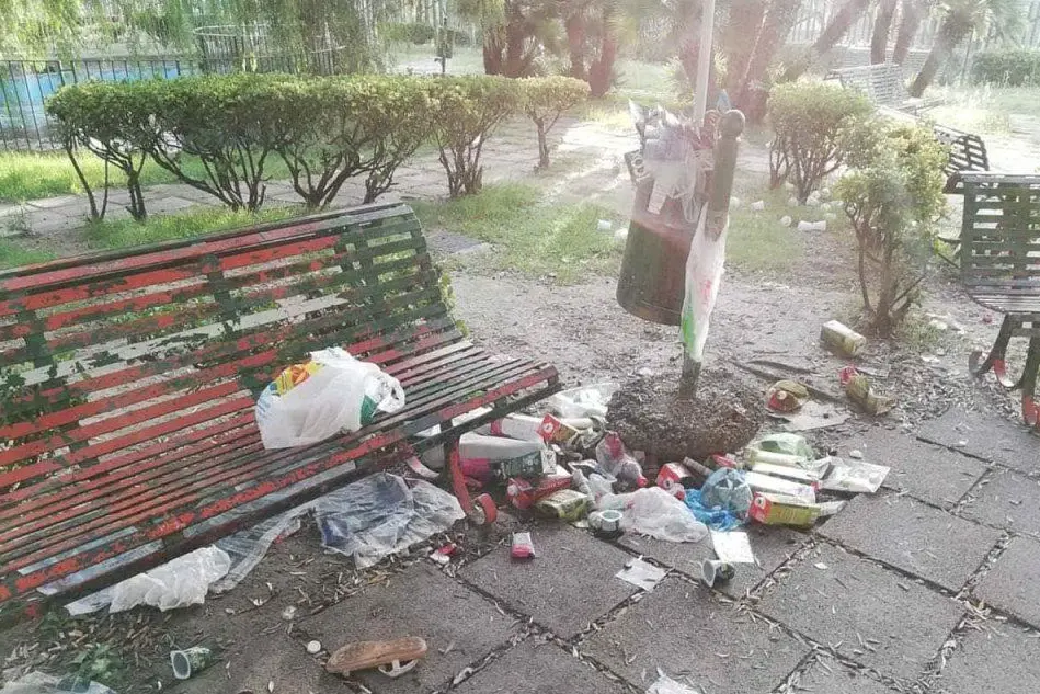 Spazzatura al parco (foto Giorgia Daga)