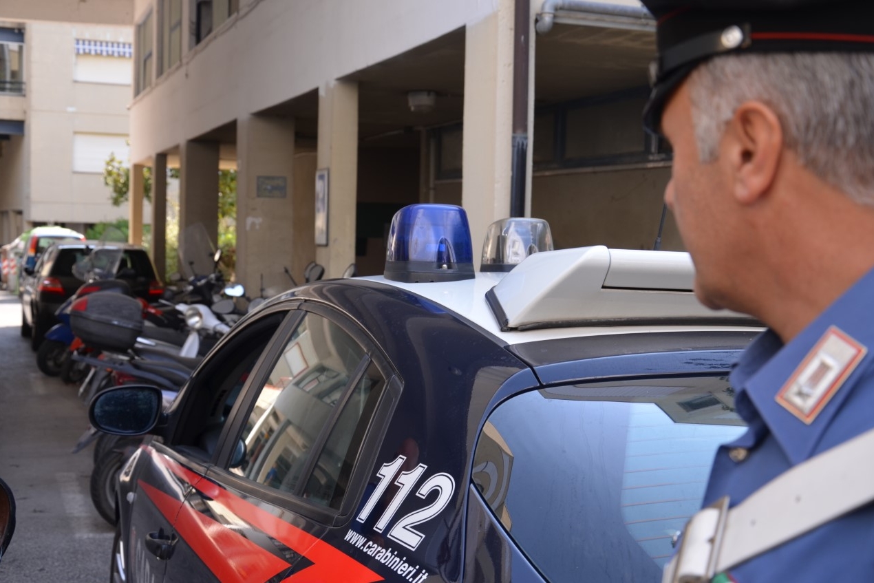 Tiro al bersaglio coi sassi contro un’auto: 18enne arrestato a Iglesias