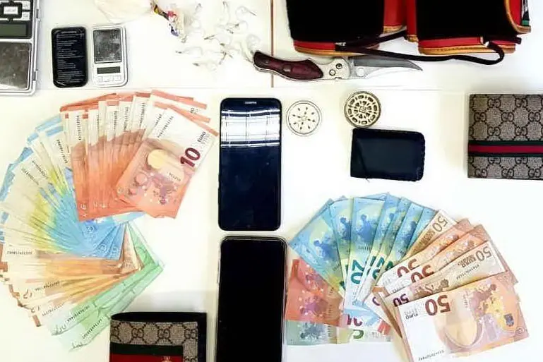 Il materiale sequestrato (foto Polizia di Stato)