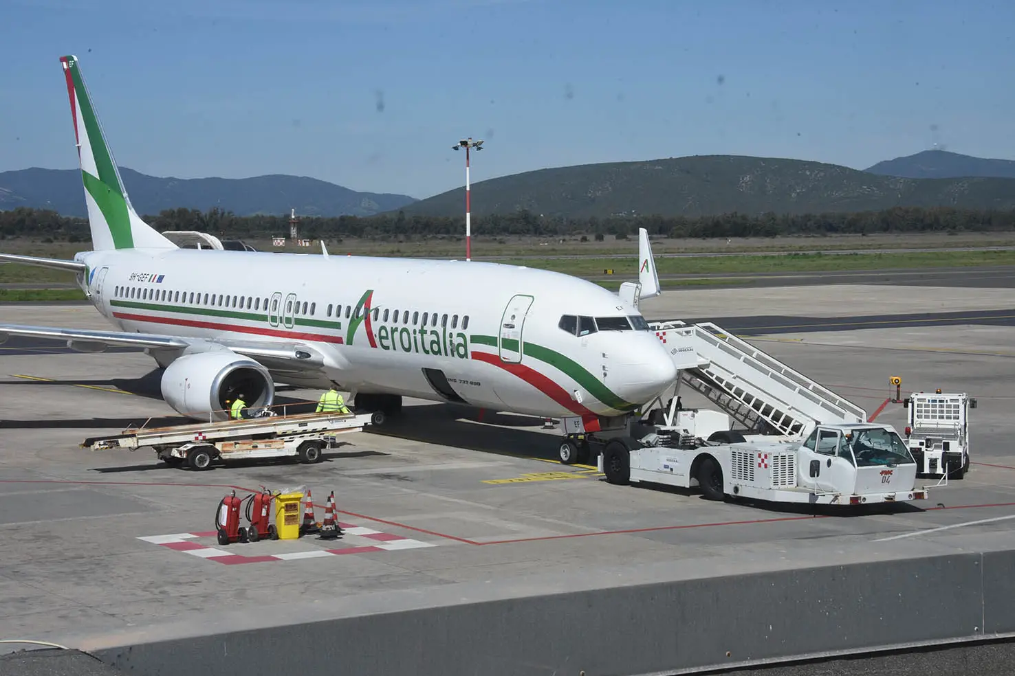 Un aereo Aeroitalia ad Alghero (Foto Calvi)