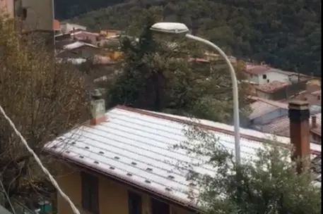 Un tetto innevato ad alta quota nel Nuorese (Ansa)
