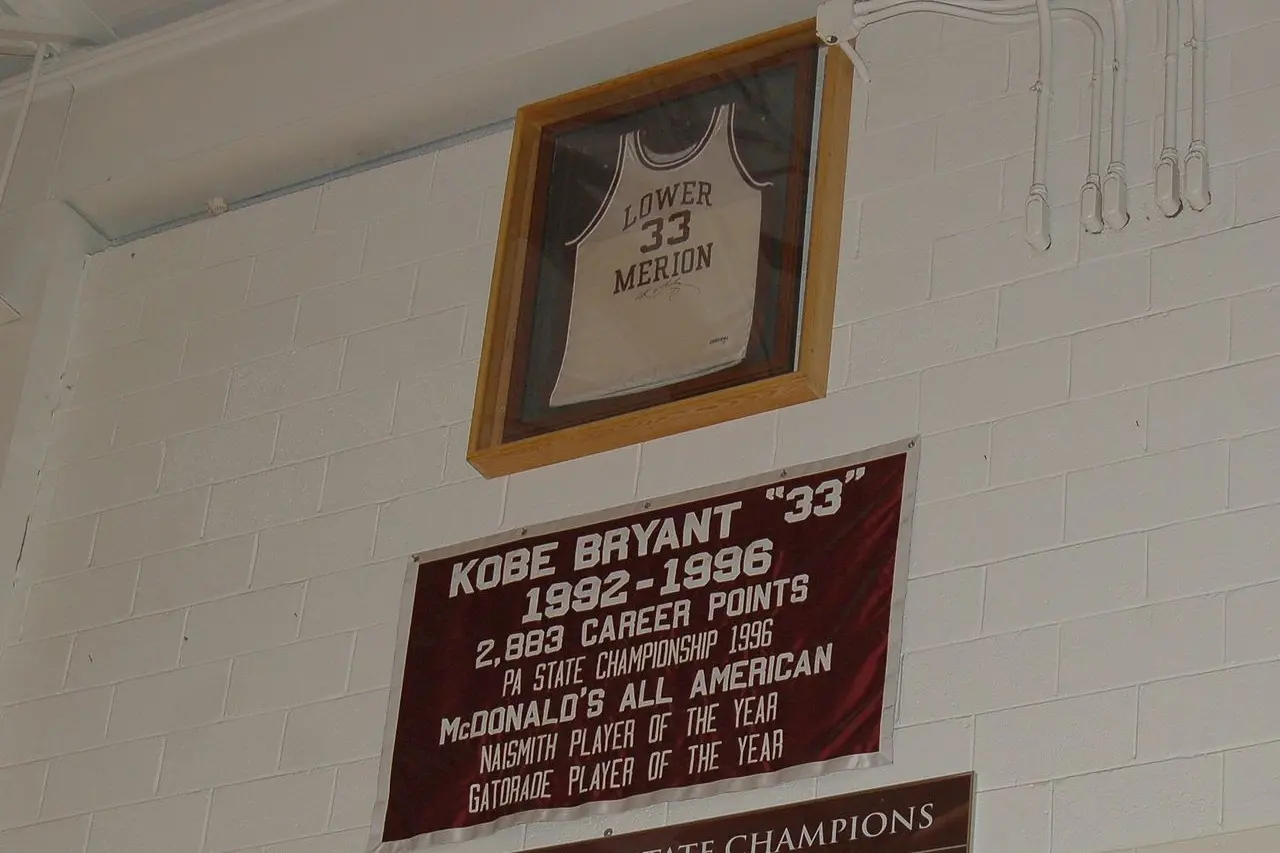 La maglia indossata da Bryant all'High School (Lower Merion) che è stata ritirata