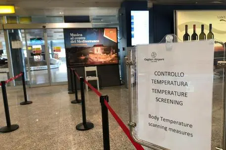 Controlli in aeroporto a Cagliari (foto Ansa)