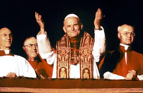 Papa Giovanni Paolo II dopo la proclamazione (Ansa)