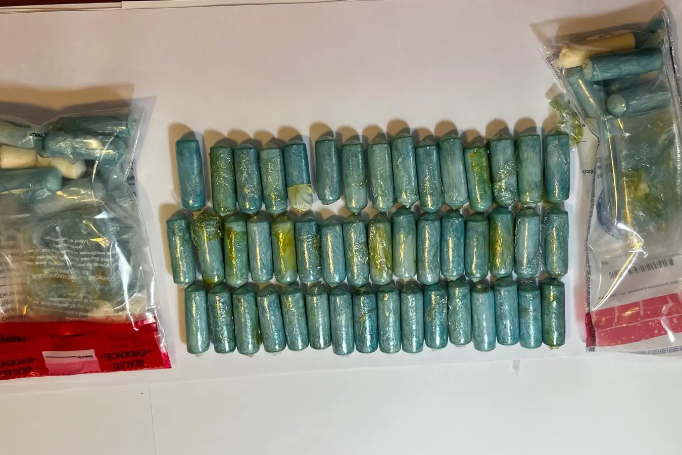 Gli ovuli di droga scoperti dalla Polizia